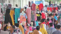 Suasana pedagang di Skybridge Tanah Abang, Jakarta, Jumat (4/1). Penyaluran KUR tersebut meningkat bila dibandingkan dengan penyaluran KUR pada 2018 sebesar Rp 123 triliun. (Liputan6.com/Angga Yuniar)