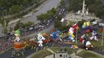 Parade balon karakter kartun meramaikan jalanan kota Santiago di Chile, (13/12). Kegiatan ini untuk menyambut Natal yang akan jatuh sebentar lagi. (REUTERS/Pablo Sanhueza)