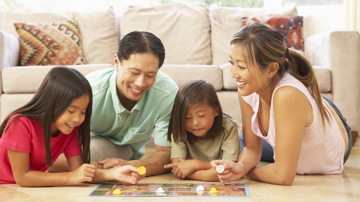 Lupakan Gadget! Mainkan 5 Board Game Ini Biar Kumpul Keluarga Jadi Seru dan Penuh Tawa