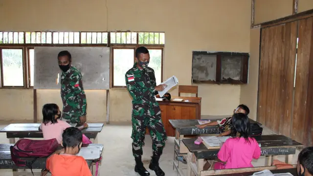 Satgas Pamtas) Batalyon Infanteri (Yonif) 407/Padma Kusuma melaksanakan kegiatan mengajar di SD Mini Sei Tekam, Desa Sei Tekam, Kecamatan Sekayam, Kabupaten Sanggau, Kalimantan Barat. (Foto: Liputan6.com/Aceng Mukaram)