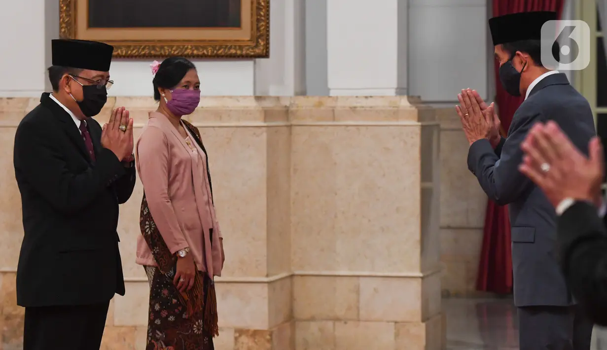 Presiden Joko Widodo memberi selamat Komisioner KPU I Dewa Kade Wiarsa Raka Sandi  usai pelantikan di Istana Negara, Jakarta, Rabu (15/4/2020). I Dewa Kade Wiarsa Raka Sandi dilantik Jokowi menggantikan Wahyu Setiawan yang tersangkut kasus tindak pidana korupsi. (Antarafoto/Hafidz Mubarak/Pool)