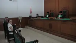 [FOTO] Senyum dan Tawa Ayu Ting Ting di Sidang Perdana
