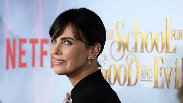 Charlize Theron Tampil Glamor Saat Hadiri Pemutaran Film The School for Good and Evil
