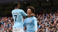 Dua pemain Manchester City Raheem Sterling dan Leroy Sane merayakan gol ke gawang Crystal Palace pada laga Premier League di Stadion Etihad, Manchester, Sabtu (23/9/2017). (AFP/Oli Scarff)