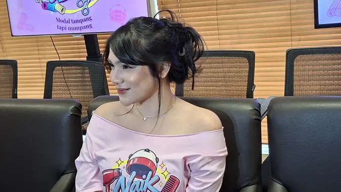 Totalitas di Depan Kamera, Davina Karamoy Ikut Workshop Salon demi Peran Hairstylist