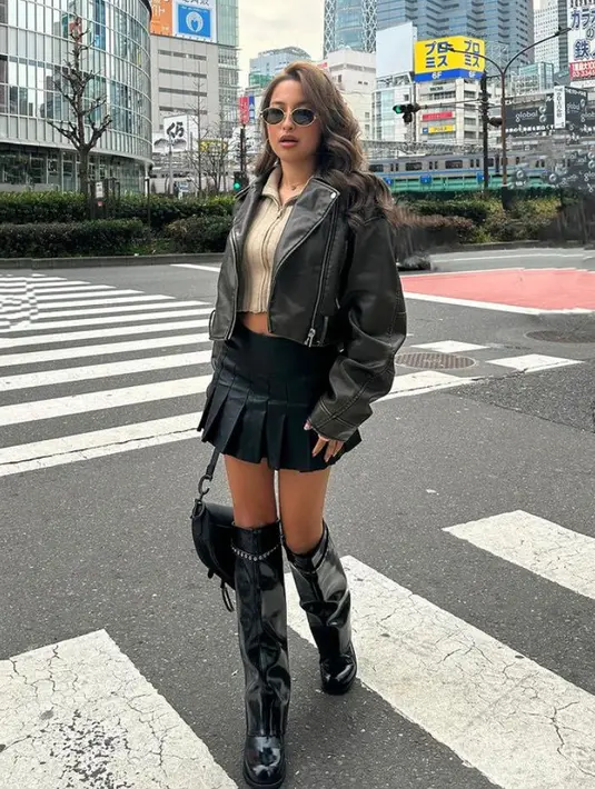 Meski sudah memiliki satu anak, namun gaya Jennifer tetap slay dengan jaket kulit crop top dipadukan inner coklat dan mini skirt pleated. Gayanya semakin stunning mengenakan knee boots shining.  [@jennifercoppenreal20]
