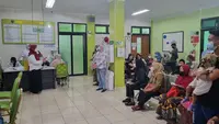Petugas Puskesmas Cinere memberikan sosialisasi kenaikan harga tarif pelayanan kepada pasien di Puskesmas Cinere, Kota Depok. (Liputan6.com/Dicky Agung Prihanto)