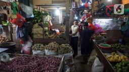 Aktivitas perdagangan di Pasar Senin, Jakarta, Rabu (22/6/2022). Inflasi Indonesia disebut masih termasuk paling rendah di dunia, karena ada 20 negara lebih yang memboikot, tidak boleh jual pangannya. (Liputan6.com/Angga Yuniar)
