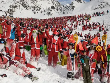 Lebih dari itu 2.000 orang mengenakan kostum Santa Claus berpose untuk foto di resor ski Verbier, Pegunungan Alpen Swiss (2/12). Resor ini menawarkan pengunjung untuk mengenakan kostum Santa Claus. (AFP Photo/Fabrice Coffrini)