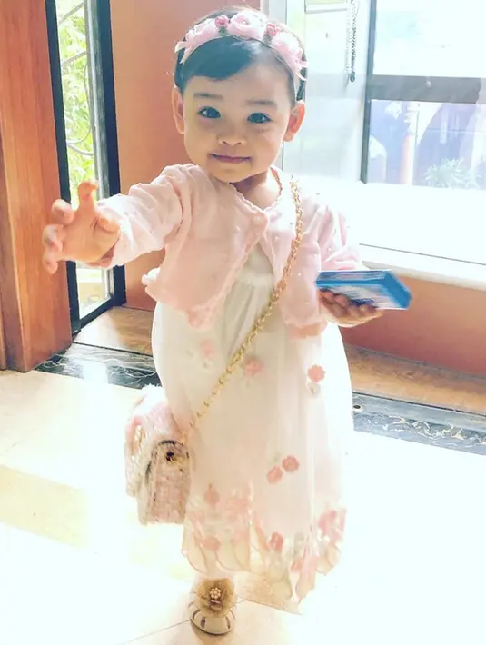 Siti Aafiyah semakin terlihat lucu ketika menggunakan dress bernuansa putih dengan akses bunga merah muda dan dipadukan dengan bandana bunga berwarna merah. (Liputan6.com/IG/@ctdk)