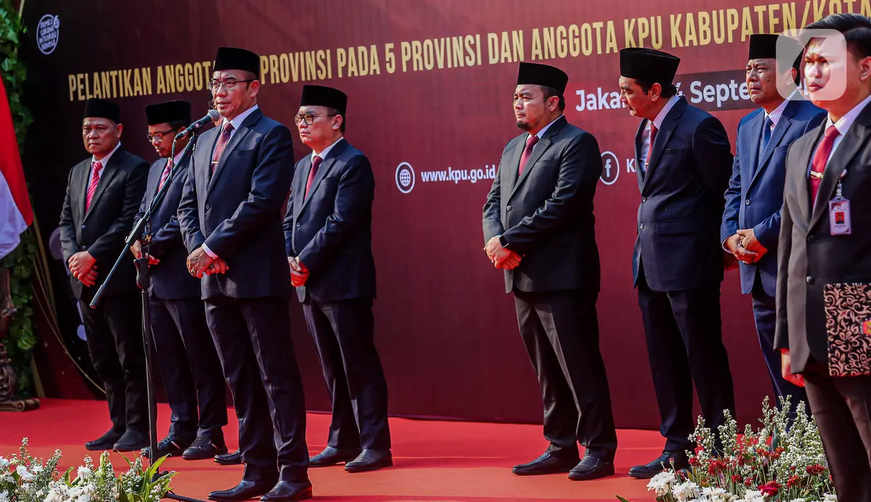 Ketua KPU Hasyim Asy'ari saat pelantikan anggota KPU kabupaten/kota usai pelantikan di halaman Kantor KPU, Jakarta, Minggu (24/3/2023). (Liputan6.com/Faizal Fanani)
