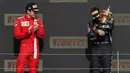 Pembalap Mercedes, Lewis Hamilton (kanan) berhasil meraih podium juara F1 GP Inggris, Minggu (18/7/2021) malam WIB. Sedangkan pembalap Ferrari Charles Leclerc menempati posisi kedua dalam balapan tersebut. (Foto: AFP/Adrian Dennis)