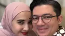 Zaskia pun memadukannya dengan kerudung pink. Wajahnya dipoles cerah dengan blush on pink dan lipstik matte merah di bibirnya. [@irwansyah_15]