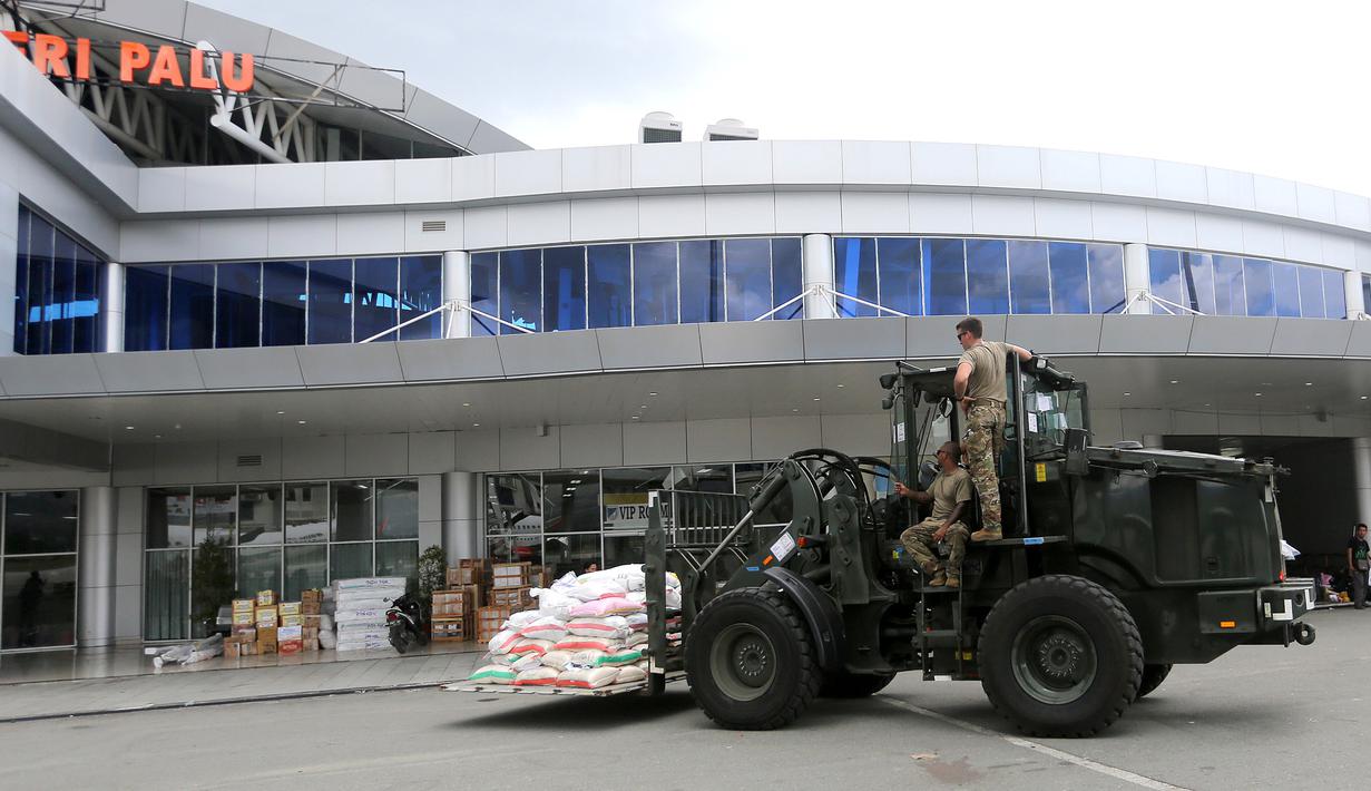 Sebuah alat berat dikemudikan tentara AS untuk mendistribusikan bantuan logistik dari landasan menuju Bandara Mutiara Sis Al-Jufri, Palu, Sulawesi Tengah, Minggu (7/10). Bantuan asing tiba menggunakan pesawat Hercules. (Liputan6.com/Fery Pradolo)
