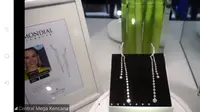Koleksi twin diamond earring dari Miss Mondial yang dikenakan Kristen Bell saat hadiri ajang 25th Critic's Choice Awards 2020. (Liputan6.com/Dinny Mutiah)