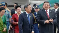 Presiden SBY disambut Wapres Boediono setibanya di Bandara Halim Perdanakusumah, Jaktim, Senin (26/10). Presiden kembali ke Tanah Air setelah menghadiri KTT ASEAN ke-15 di Hua Hin, Thailand.(Antara)
