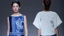 Motif yang mirip batik lasem cina karya desainer Xuefei Sun ditampilkan saat China Fashion Week di Beijing, Tiongkok (30/10). (AFP/STR)