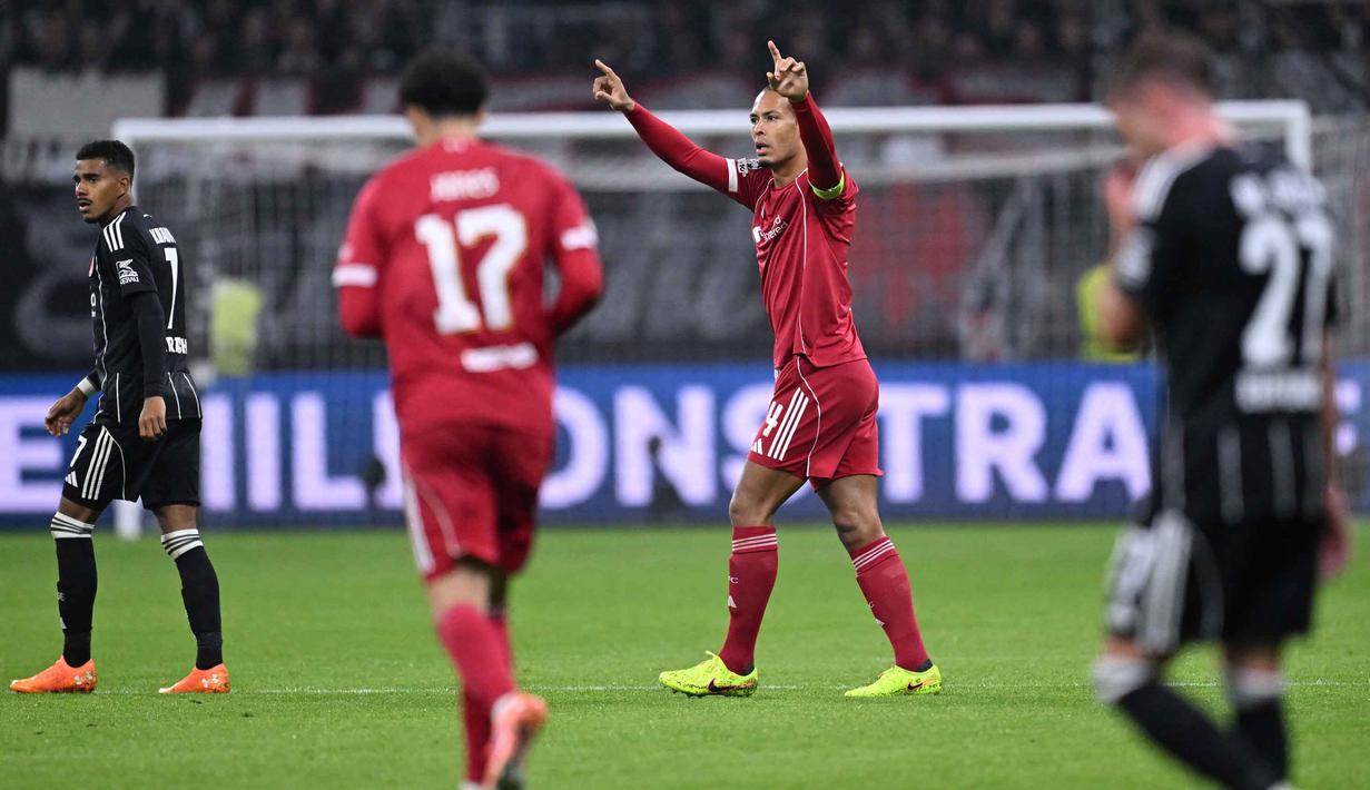 Empat menit kemudian, tim tamu, Liverpool berbalik unggul lewat sundulan keras Virgil van Dijk di menit ke-39. (Kirill KUDRYAVTSEV/AFP)