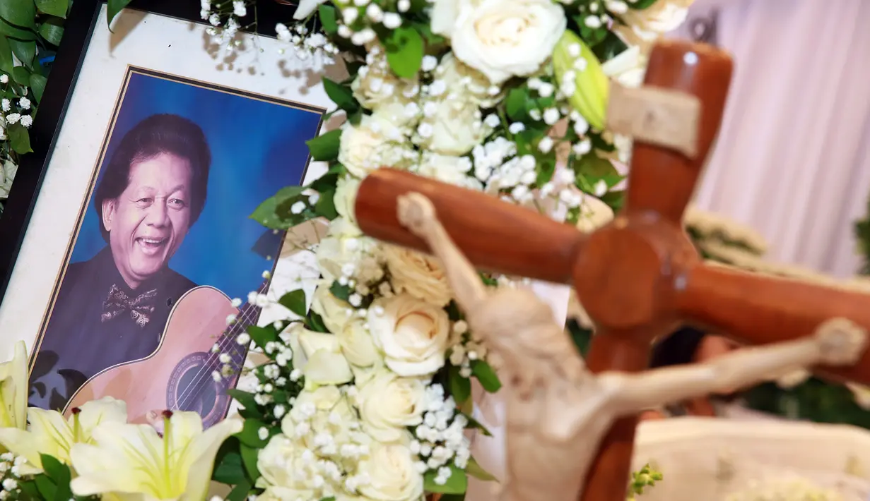 Sebelum dimakamkan di TPU Kampung Kandang, Jagakarsa, Selatan, jenasah maestro jazz di  semayamkan di Rumah Duka Heaven, Rumah Sakit Dharmais, Jakarta Barat, Minggu (6/3). (Deki Prayoga/Bintang.com)
