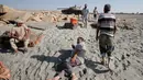 Para pasukan Libya yang bersekutu dengan pasukan PBB berada dekat tank T-55 saat bertempur dengan ISIS di Sirte, Libya, (3/8). (REUTERS/Goran Tomasevic)