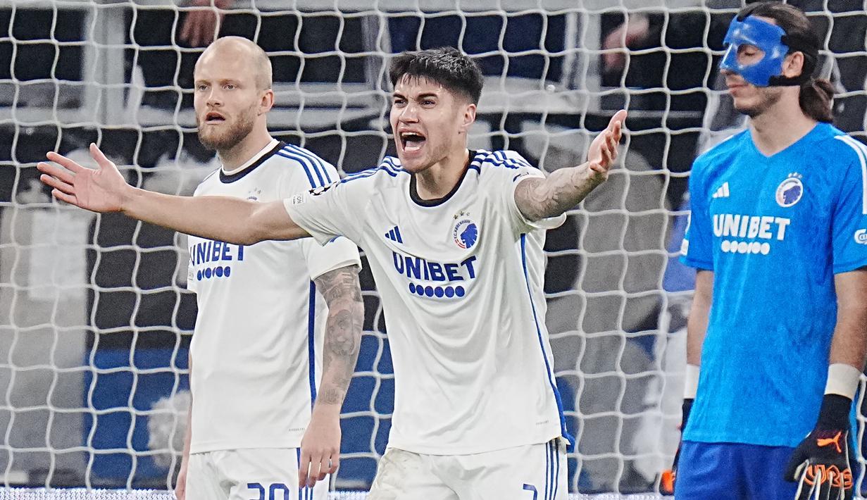 Kevin Diks, bek tengah FC Copenhagen berusia 27 tahun ini merupakan pesepak bola Belanda yang memiliki garis keturunan Indonesia, tepatnya dari Ambon. Saat ini ia tengah menjalani musim ketiga bersama FC Copenhagen. (AFP/Ritzau Scanpix/Liselotte Sabroe)