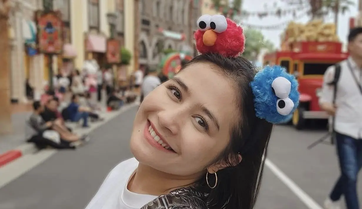 <p>Rambut pendek dengan bondu Elmo membuat Prilly tampil semakin cute, dipadukan outfit atasan tshirt putih.(@prillylatuconsina96</p>