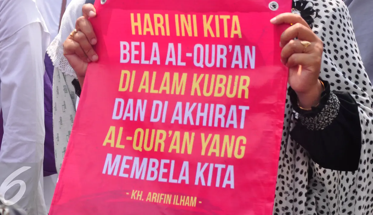 Seorang demonstran membawa poster saat aksi menuntut Ahok agar diadili di Semarang, Jumat (4/11). Gubernur DKI diduga telah melakukan penistaan agama di Kepulauan Seribu. (Liputan6.com/Gholib)