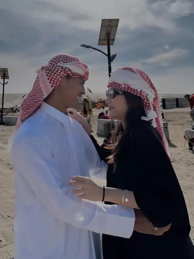8 Potret Mesra Pratama Arhan dan Azizah Salsha di Qatar, Curi Perhatian