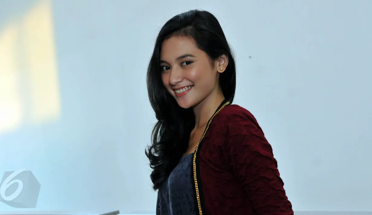Indah Permatasari menampilkan senyum manisnya saat ditemui di Meet and Grett film '7 Hari Menembus Waktu' di kawasan Matraman Jakarta Timur . Foto diambil pada 26 Mei 2015 (Liputan6.com/Panji Diksana).