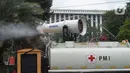 Palang Merah Indonesia (PMI) melakukan penyemprotan cairan disinfektan di jalan protokol kawasan Jakarta, Selasa (13/7/2021). Penyemprotan dengan mobil gunners spraying yang mampu menjangkau lebih dari 10 meter ini guna menekan dan mencegah penyebaran COVID-19. (merdeka.com/Imam Buhori)