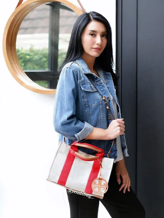 Meskipun kumpul bersama orang tua dan keluarga besar, namun Tyas Mirasih tetap mematuhi protokol demi kesehatan bersama. Ia dan keluarga besarnya tetap jaga jarak antara satu orang dan lainnya. (Instagram/tyasmirasih)