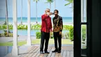Setelah menyampaikan pernyataan pers bersama dan sebelum melakukan jamuan santap siang, Presiden Joko Widodo (kanan) dan PM Singapura Lee Hsien Loong berswafoto dengan latar belakang pantai di The Shancaya Resort Bintan, Bintan, Kepulauan Riau, Selasa (25/1/2022). (Laily Rachev/Biro Pers Setpres)