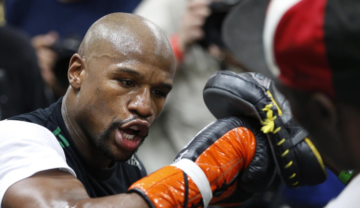 Jelang mega duel melawan Manny Pacquiao, Mayweather berlatih keras. (AP Photo/John Locher)
