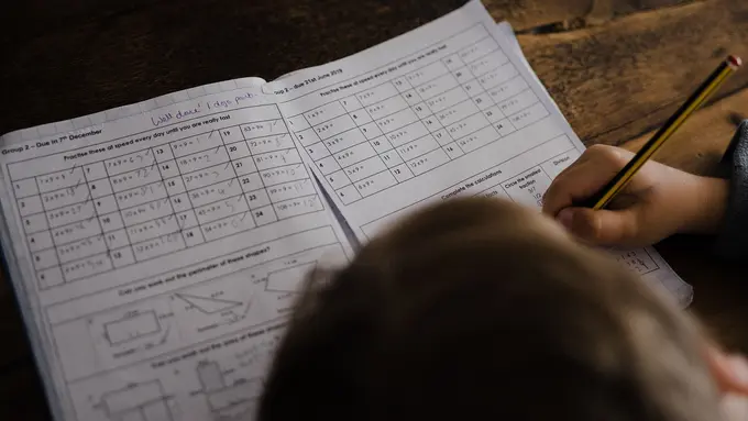 Ilustrasi anak belajar matematika