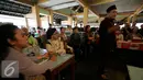 Sejumlah aktor dari Forum Aktor Yogyakarta  mementaskan teater dengan judul 'Bank Pasar Rakyat' di Pasar Beringharjo, Yogyakarta, Rabu (21/9). (Liputan6.com/Boy Harjanto)