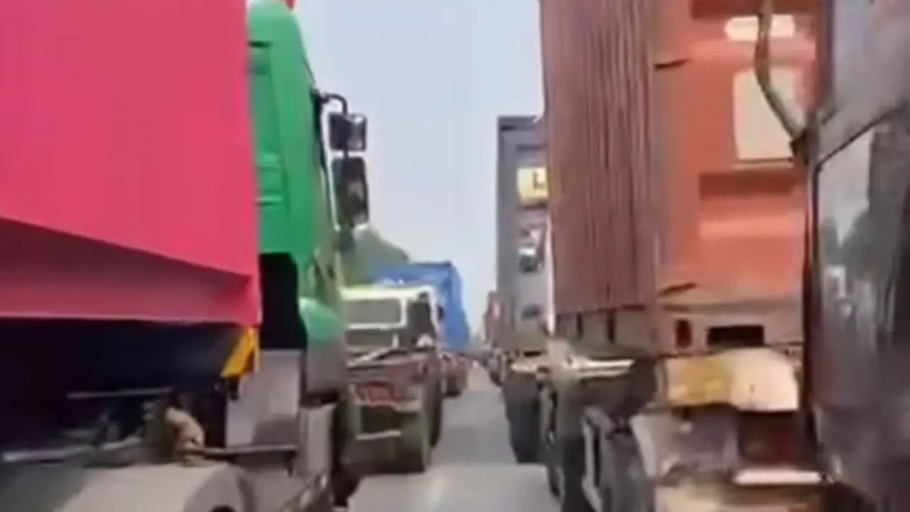 Macet di Jalan Cakung-Cilincing