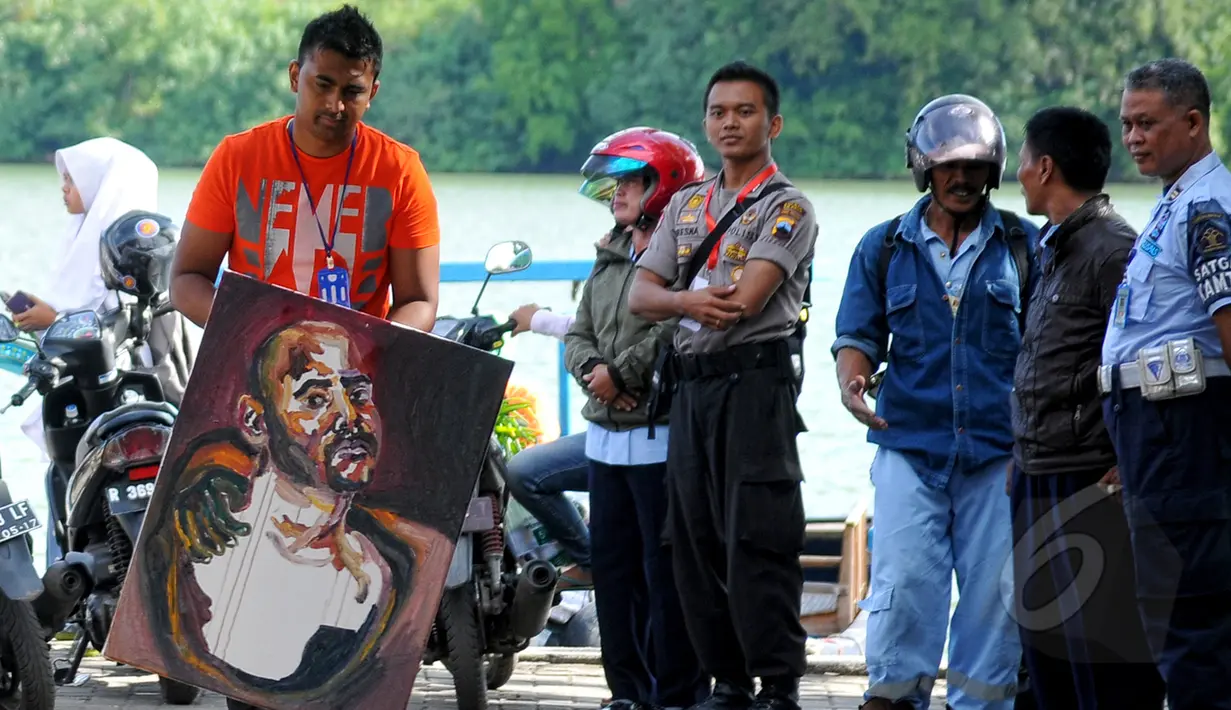 Adik terpidana mati, Myuran Sukuran membawa lukisan karya Myuran Sukuran usai berkunjung ke Lapas Nusakambangan, Jawa Tengah, Selasa (28/4/2015). Lukisan tersebut sebagai kenangan-kenangan untuk keluarga Myuran Sukumaran. (Liputan6.com/Yoppy Renato)