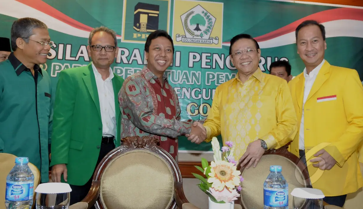 Ketua Umum Partai Golkar Agung Laksono (kedua kanan) bersalaman dengan Ketua Umum PPP Rommahurmuziy (ketiga kiri) usai bersilahtuhrahmi di Jakarta, Jum'at (13/3/2015). (Liputan6.com/Andrian M Tunay)