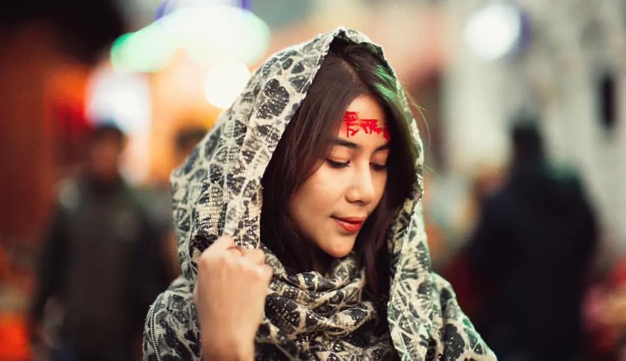Jadi model Gading yang selanjutnya, Adinda Thomas berpose manis sambil tersenyum. (Liputan6.com/IG/@gadiiingmoto)