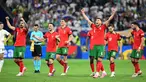 Para pemain Portugal merayakan kemenangan setelah pertandingan sepak bola babak 16 besar Euro 2024 melawan Slovenia di Frankfurt Arena, Jerman pada 1 Juli 2024 atau Selasa (2/7/2024) dini hari WIB. (PATRICIA DE MELO MOREIRA/AFP)
