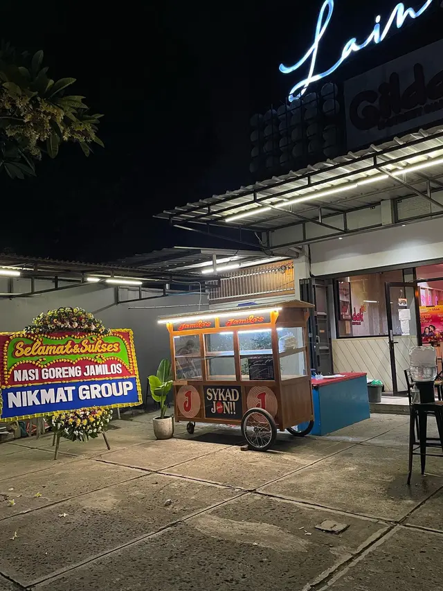 Pakai Gerobak, Ini 7 Potret Warung Nasi Goreng Ibnu Jamil yang Laris Manis