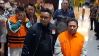 Penampakan Bupati Lombok Barat Pakai Rompi Oranye dan Diborgol