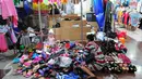 Penjual menata dagangannya di sebuah pusat perbelanjaan di Jakarta, Jumat (11/11). Pemerintah akan menghentikan impor barang secara borongan untuk meminimalisasi kegiatan penyelundupan yang bisa merugikan industri dalam negeri. (Liputan6.com/Angga Yuniar)