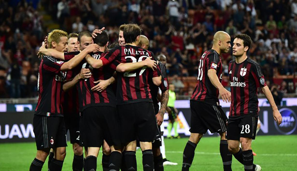 Penjualan jersey dari AC Milan berada pada posisi kesepuluh dengan angka 350.000 per tahun. Jersey bernama mantan bintang Rossoneri, Kaka masih menjadi salah satu yang terlaris. (AFP Photo/Giuseppe Cacace)