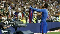 Gaya selebrasi Lionel Messi usai mencetak gol dengan melepaskan jersey saat laga El Clasico melawan Real Madrid di Santiago Bernabeu stadium, Madrid, (23//4/2017). (AFP/Oscar Del Pozo)