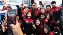 Aktris Mikha Tambayong berfoto bersama para atlet saat pengukuhan dan pelepasan kontingen Indonesia untuk SEA Games ke-32 Kamboja di Lapangan Kementerian Pemuda dan Olahraga (Kemenpora), Jakarta, Selasa (2/5/2023). (Liputan6.com/Herman Zakharia)