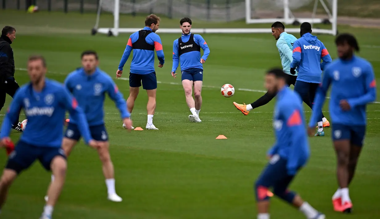 <p>Gelandang West Ham United, Declan Rice (tengah) menghadiri sesi latihan menjelang duel leg I semifinal Liga Europa 2021/2022, di tempat latihan West Ham United di London timur, Rabu (27/4/2022). West Ham menjamu Eintracht Frankfurt di London Stadium pada Jumat, 29 April dini hari. Kedua kesebelasan mengincar tiket ke Liga Champions musim depan. (Ben Stansall / AFP)</p>