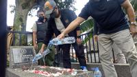 Calon Ketua Umum Asprov PSSI Jawa Barat, Ramram Mukhlis Ramdani, berziarah ke makam pendiri PSSI, Soeratin, di Tempat Pemakaman Umum Sirnaraga, Kota Bandung, Jumat (26/11/2021). (Bola.com/Erwin Snaz)