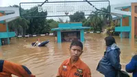 Banjir mengepung Perumahan Bumi Nasio Indah, Kota Bekasi. Petugas BPBD mengevakuasi warga di perumahan yang menjadi langganan banjir setiap tahunnya. Foto: Istimewa