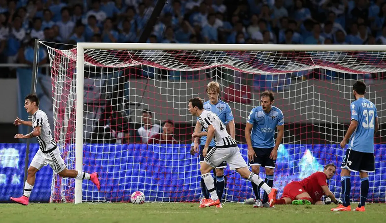 Ekspresi Paulo Dybala mencetak gol ke gawang Lazio dalam final Piala Super Italia 2015 di Stadion Shanghai, Tiongkok. Sabtu (8/8/2015). (AFP Photo/Johanne Eisele)